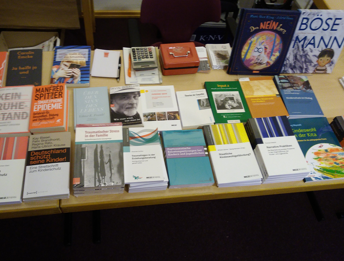 Ein Büchertisch mit Büchern zur geschlechtersensiblen Jungenarbeit