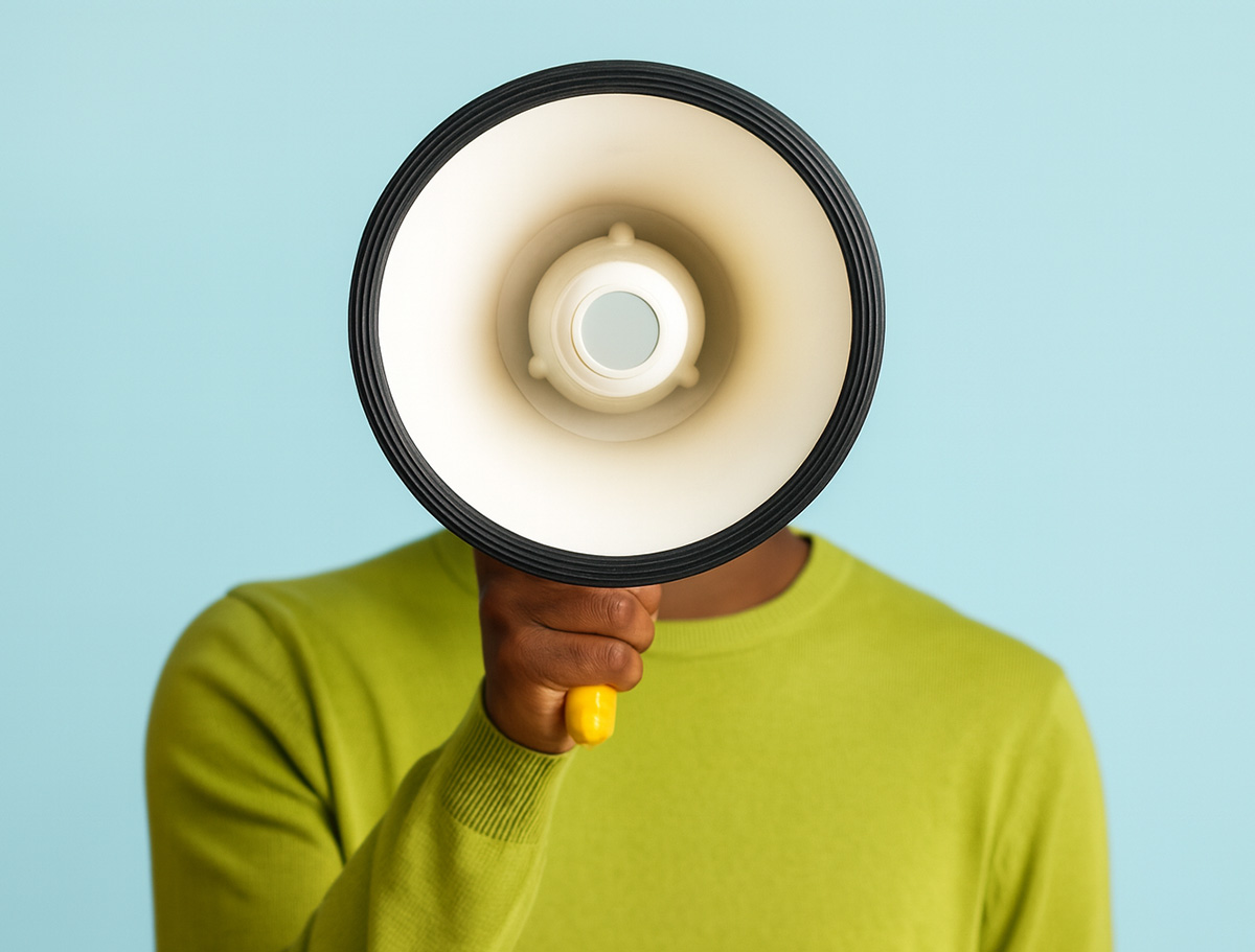 Mann schreit in ein Megaphon