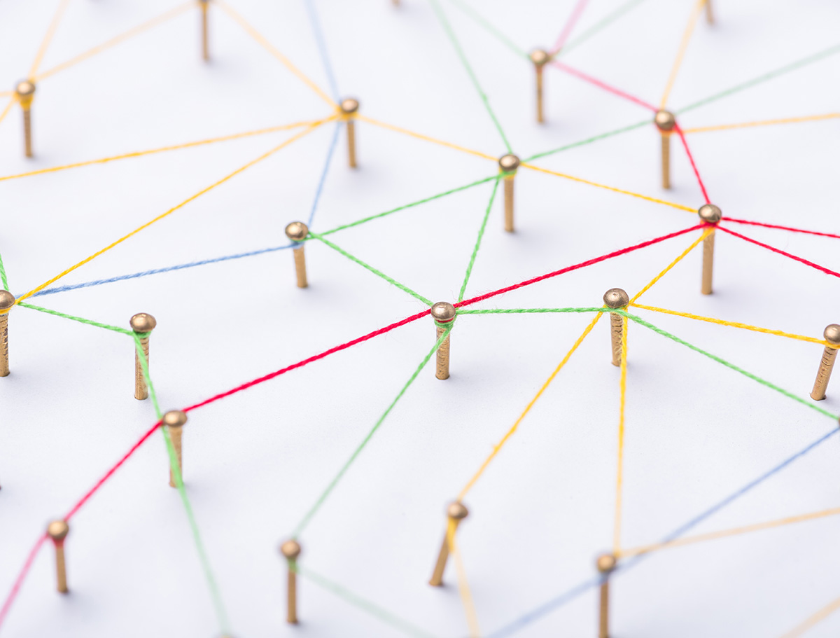 Stecknadeln und Fäden bilden ein Netzwerk