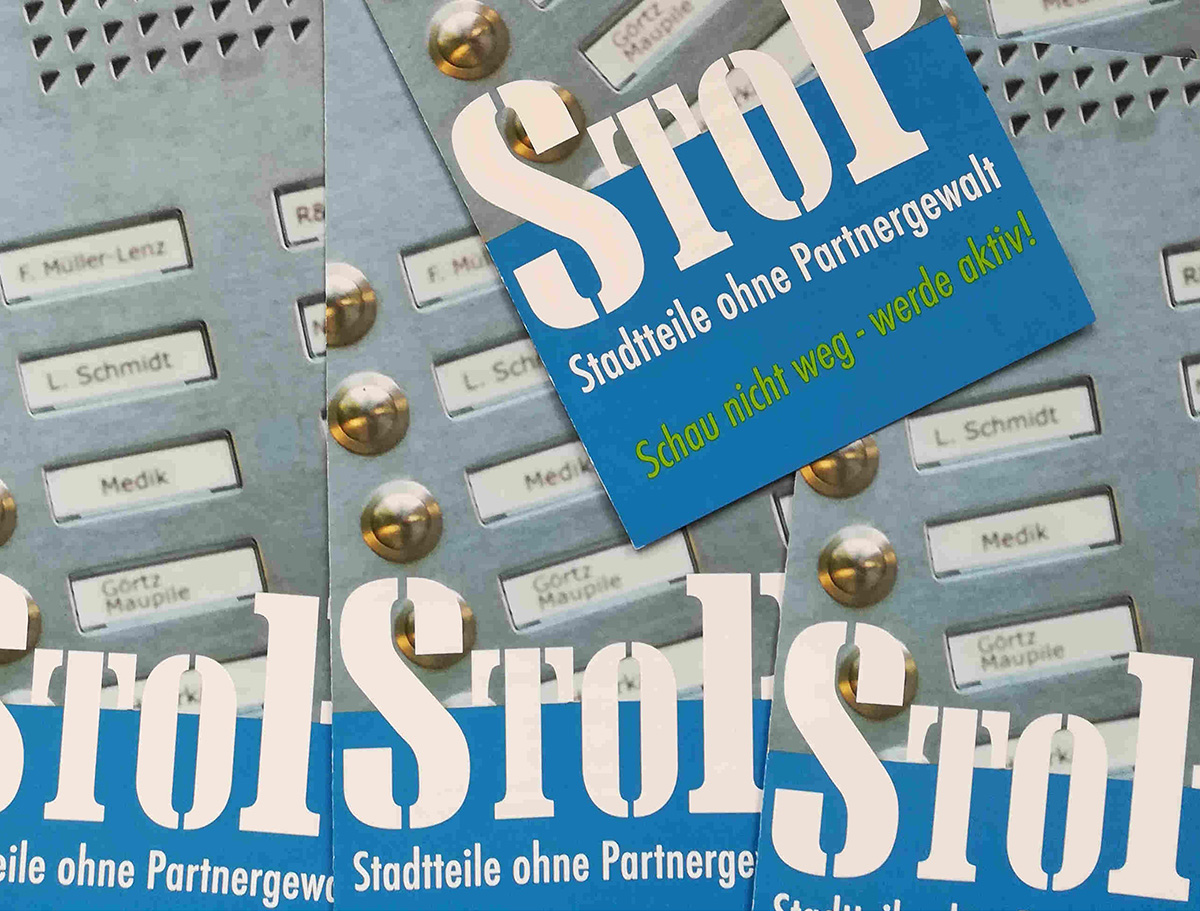 Flyer des Projekts StoP hängen an einem Klingelbrett