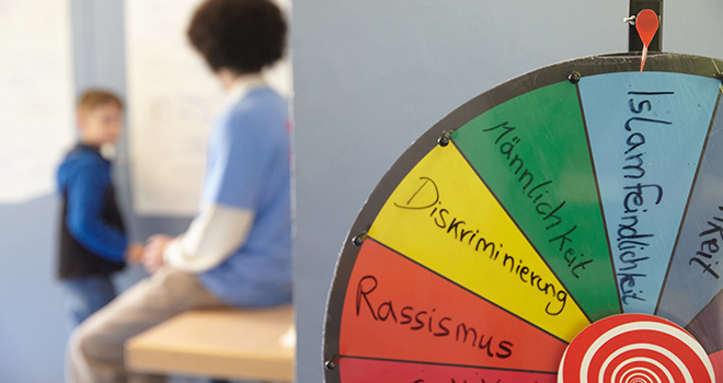 Eine Drehscheibe. Im Hintergrund unterhalten sich zwei Jungs